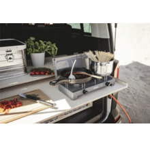 Cuisine de camping dans le coffre avec plaque de cuisson, poêle, casserole et ingrédients