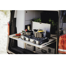 Cuisine de camping dans le coffre d'un van avec réchaud à gaz et casseroles