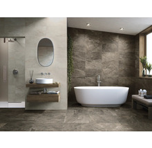 Salle de bains moderne avec baignoire îlot, lavabo et douche à l'italienne, carrelage aspect pierre naturelle