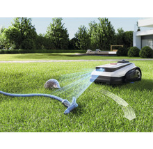 Robot tondeuse avec détection d'obstacles sur pelouse avec hérisson et tuyau d'arrosage