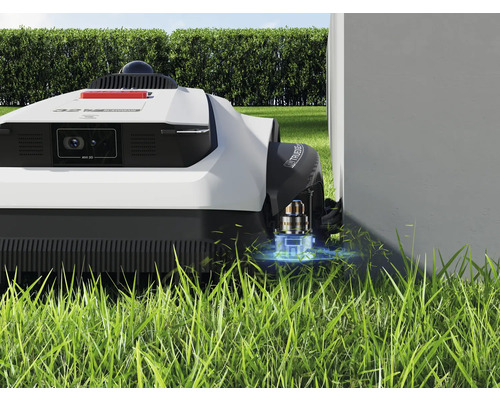 Robot tondeuse entretenant la pelouse le long d'une bordure