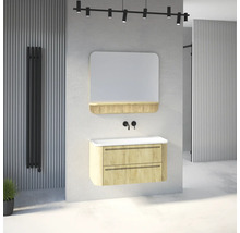 Modernes Badezimmer mit wandhängendem Waschtisch in Holzoptik, weißem Waschbecken, rechteckigem Spiegel mit Ablage und schwarzen Armaturen.
