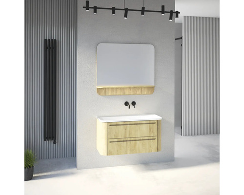 Modernes Badezimmer mit wandhängendem Waschtisch in Holzoptik, weißem Waschbecken, rechteckigem Spiegel mit Ablage und schwarzen Armaturen.