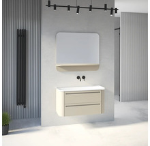 Modernes Badezimmer mit hängendem Waschtischunterschrank in Beige, weißem Waschbecken, schwarzer Wandarmatur, Spiegel mit Ablage und Heizkörper.