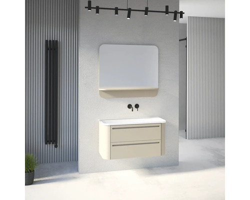 Modernes Badezimmer mit hängendem Waschtischunterschrank in Beige, weißem Waschbecken, schwarzer Wandarmatur, Spiegel mit Ablage und Heizkörper.