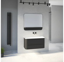 Modernes Badezimmer mit wandhängendem Waschtischunterschrank, weißem Waschbecken, schwarzer Wandarmatur, Spiegel mit Ablage und Heizkörper.