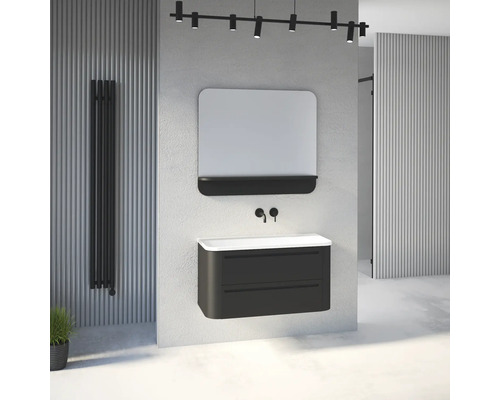 Modernes Badezimmer mit wandhängendem Waschtischunterschrank, weißem Waschbecken, schwarzer Wandarmatur, Spiegel mit Ablage und Heizkörper.