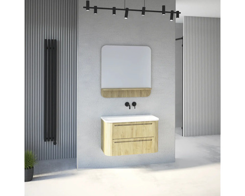 Modernes Badezimmer mit Waschtisch aus hellem Holz mit Lamellenfront, weißem Waschbecken, schwarzer Armatur, Spiegel und schwarzem Heizkörper.