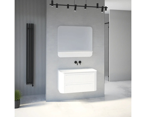 Modernes Badezimmer mit weißem Waschtischunterschrank, rechteckigem Spiegel, schwarzer Wandarmatur und vertikalem Heizkörper an Lamellenwand.