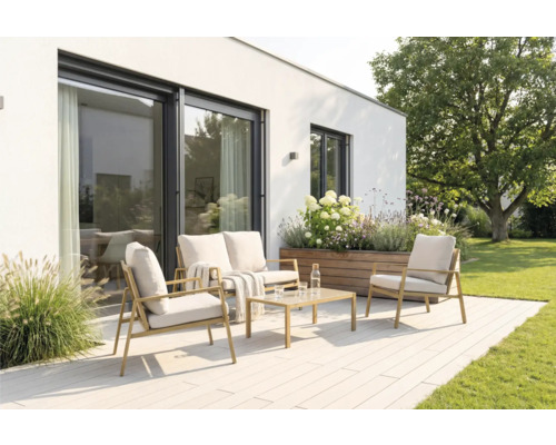 Salon de jardin avec canapé, fauteuils et table sur une terrasse