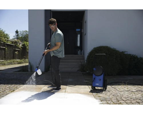 Homme nettoie terrasse avec un nettoyeur haute pression