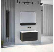 Modernes Badezimmer mit dunklem Waschtischunterschrank, weißem Waschbecken, Spiegel mit Ablage, schwarzer Armatur und schwarzem Heizkörper.