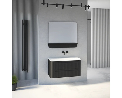 Modernes Badezimmer mit dunklem Waschtischunterschrank, weißem Waschbecken, Spiegel mit Ablage, schwarzer Armatur und schwarzem Heizkörper.