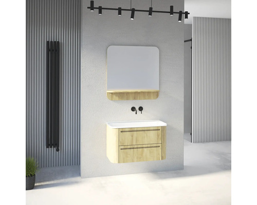 Modernes Badezimmer mit hängendem Waschtisch in Holzoptik, weißem Waschbecken, schwarzer Armatur, Spiegel mit Ablage und schwarzem Design-Heizkörper.
