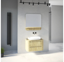 Salle de bains moderne avec meuble sous-vasque suspendu aspect bois, vasque à poser, robinetterie noire et miroir avec tablette.