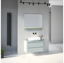 Modernes Badezimmer mit mintgrünem Waschtischunterschrank, Aufsatzwaschbecken, Spiegel mit Holzablage und schwarzem Heizkörper.