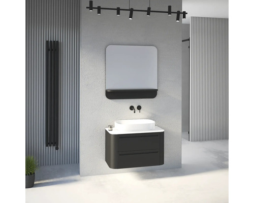 Salle de bains moderne avec meuble suspendu sombre, vasque à poser blanche, robinet mural, miroir avec étagère et radiateur vertical.