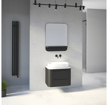 Salle de bains moderne avec un meuble sous-vasque suspendu gris foncé, une vasque à poser blanche, une robinetterie murale noire et un miroir.