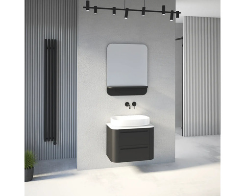 Salle de bains moderne avec un meuble sous-vasque suspendu gris foncé, une vasque à poser blanche, une robinetterie murale noire et un miroir.