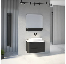 Salle de bains moderne avec meuble suspendu sombre, vasque à poser blanche, robinet mural, miroir avec étagère et radiateur vertical.