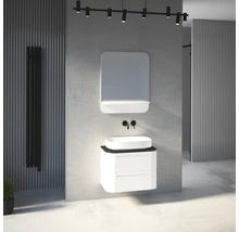 Salle de bain moderne avec meuble sous-vasque blanc, vasque à poser, robinetterie noire, miroir avec tablette et radiateur noir.