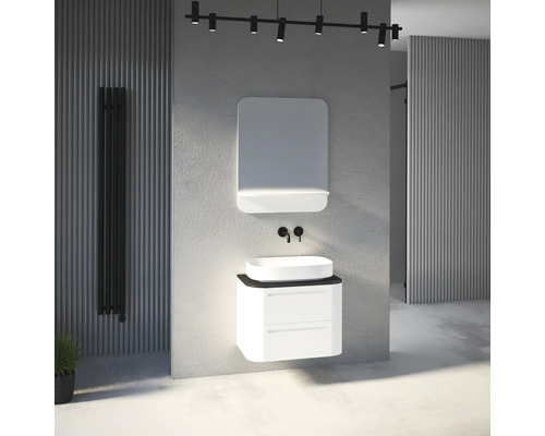 Salle de bain moderne avec meuble sous-vasque blanc, vasque à poser, robinetterie noire, miroir avec tablette et radiateur noir.