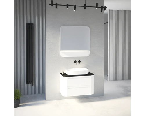 Salle de bains moderne avec meuble sous-lavabo blanc, vasque à poser, miroir avec tablette, robinet mural noir et radiateur vertical noir.