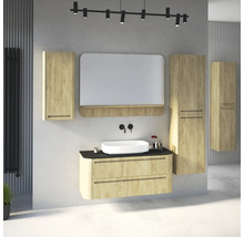 Ensemble de meubles de salle de bains moderne décor chêne avec vasque à poser blanche, plan de toilette noir, miroir avec étagère et colonnes.