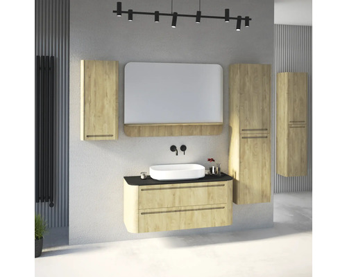 Ensemble de meubles de salle de bains moderne décor chêne avec vasque à poser blanche, plan de toilette noir, miroir avec étagère et colonnes.