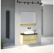 Salle de bains avec meuble en bois clair, vasque blanche, robinetterie murale noire, miroir avec étagère et radiateur vertical noir.