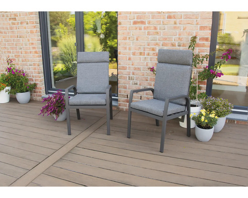 Zwei graue Gartenstühle mit Armlehnen und hohen Rückenlehnen auf einer Terrasse