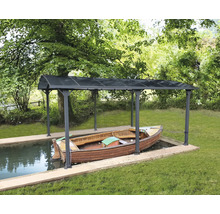 Bootshaus mit Boot im Wasser