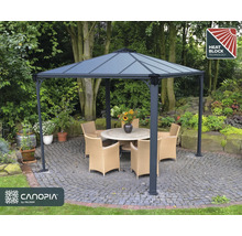 Pavillon mit Tisch und Stühlen im Garten