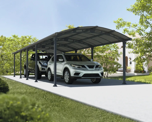 Deux voitures sont garées sous un carport sur une allée pavée devant une maison.