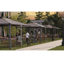 Plusieurs pavillons avec tables et chaises sur une pelouse pour l'extérieur.