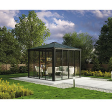 Gartenpavillon mit Glaswänden, Sitzmöbeln und Bücherregal auf einer Terrasse im Garten.