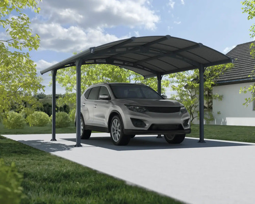 Auto unter einem Metallcarport