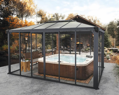 Bain à remous couvert dans le jardin avec banc