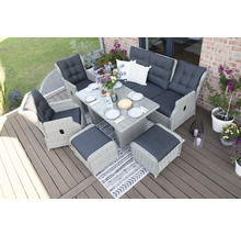 Gartenmöbel-Set mit Tisch, Stühlen, Bank und Hockern auf einer Terrasse