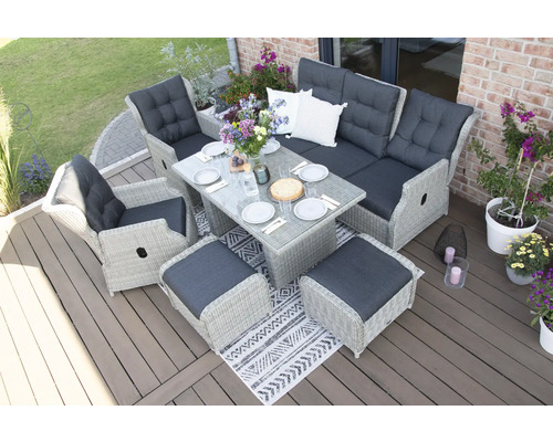 Gartenmöbel-Set mit Tisch, Stühlen, Bank und Hockern auf einer Terrasse