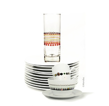 Verre, tasses, bols et assiettes empilés avec des motifs