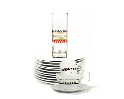 Verre, tasses, bols et assiettes empilés avec des motifs