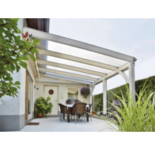 Terrasse avec auvent, table et chaises par une journée ensoleillée