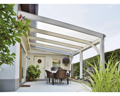 Terrasse avec auvent, table et chaises par une journée ensoleillée