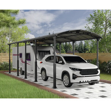 Überdachter Stellplatz mit Auto und Wohnwagen im Freien