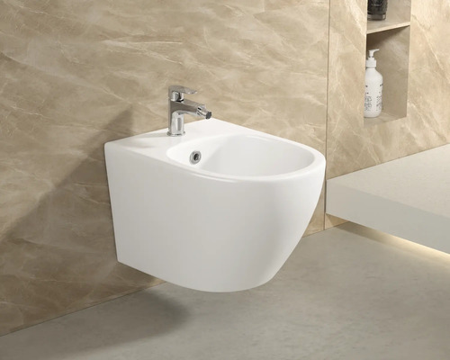 Bidet mural avec robinet dans une salle de bains