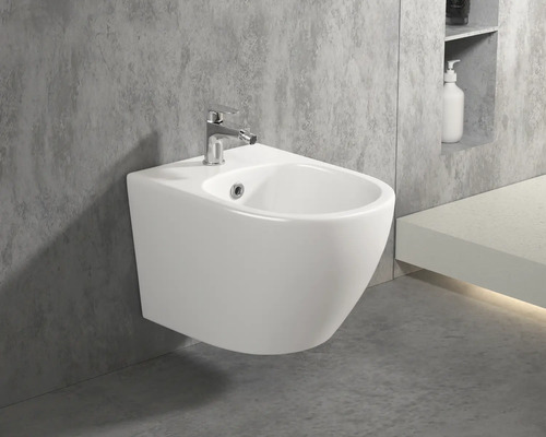 Bidet mural avec robinet dans une salle de bain.