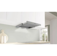 Hotte aspirante argentée dans une cuisine claire avec plaque de cuisson et logo Bosch.