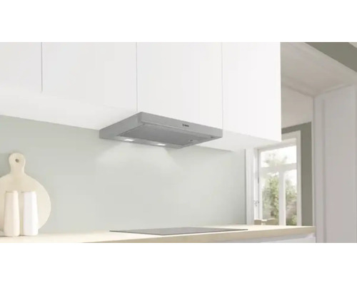 Scène de cuisine avec hotte aspirante sous un meuble de cuisine
