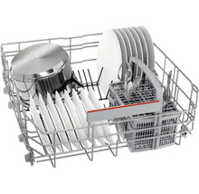 Lave-vaisselle chargé de vaisselle, de couverts et d'une casserole